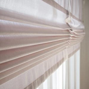 Эстетика и функциональность: Почему мы считаем римские шторы идеальным решением для современного дома?